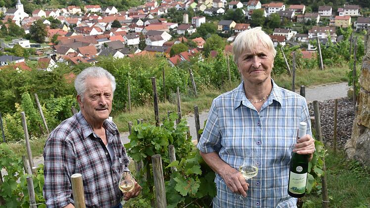 Seit Jahren kümmern sich Agnes und Adolf Keller um den Erhalt des ältesten Ramsthaler Weinberges. Jetzt wurde ihr Einsatz mit einer Goldmedaille für den "Urramsthaler Kabinett" belohnt. Foto: Andreas Lomb