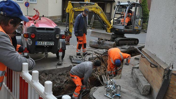 Die Arbeiten zur Erdverkabelung in Pfarrweisach in der Lohrer Straße sind in vollem Gange. Bis zum Wochenende - so die vorsichtige Prognose von Bürgermeister Markus Oppelt - wird sie für den Verkehr wieder freigegeben werden können. Dann geht es mit den Erdarbeiten weiter bis zum südlichen Ortseingang. Simon Albrecht