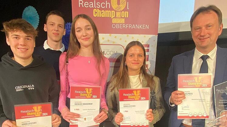 Die „Realschulchampions“ (von links) Silas Stübinger, Tom Schrepfer, Leonie Wallsteiner und Samira Herath mit stellvertretendem Schulleiter Markus Popp.