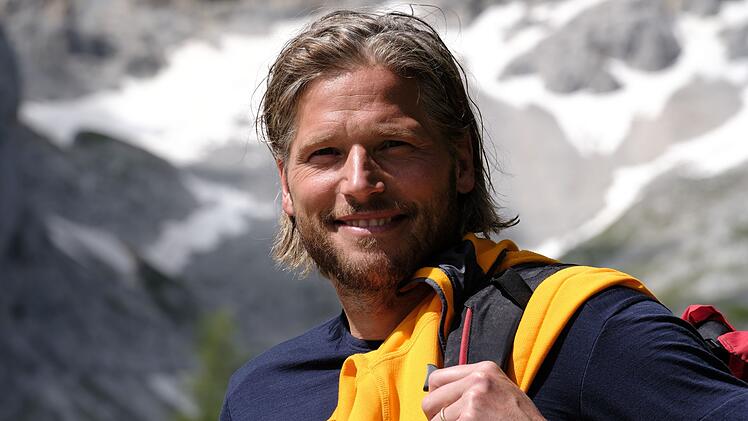 Nicht nur hängt Sebastian Ströbel (48) in der Serie am Seil in den Bergwänden, nein. Privat ist es ihm auch ein Anliegen, sämtliche Gipfel dieser Erde zu besteigen.