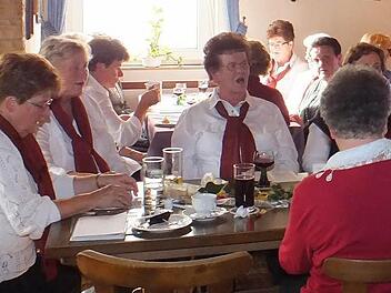Die Senioren singen bei vielen Gelegenheiten das Lauterer-Lied, wie hier in ihrem Stammlokal, dem Gasthaus Fehr.  Foto: Björn Hein