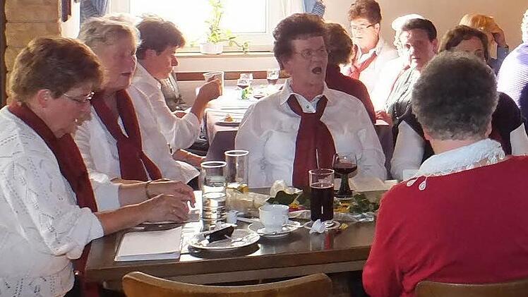 Die Senioren singen bei vielen Gelegenheiten das Lauterer-Lied, wie hier in ihrem Stammlokal, dem Gasthaus Fehr.  Foto: Björn Hein
