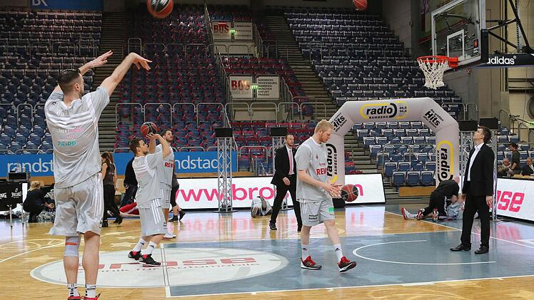 Kurz vor dem Spiel: Die Spieler werfen sich warm, Kr&ouml;ger ist noch im Stress.