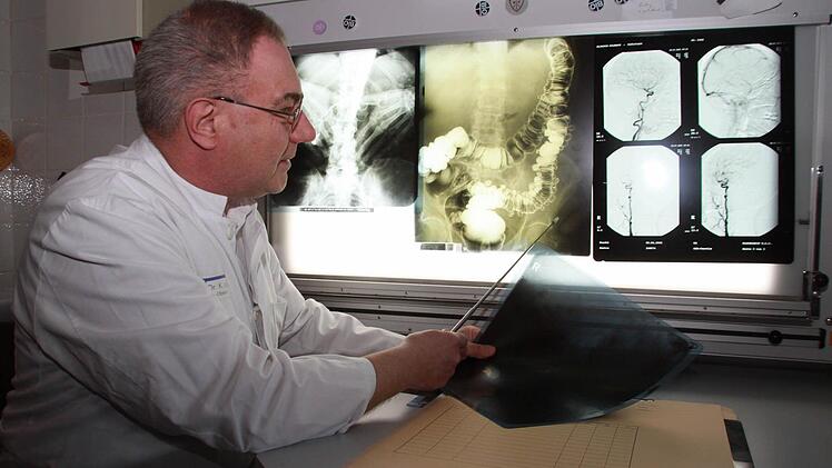 Klassische Röntgenbilder gibt es am Klinikum gelegentlich auch noch zu beurteilen. Oberarzt Kurt Lang hat mit jahrzehntelange Erfahrung.