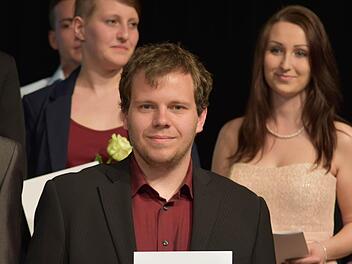 Sebastian Denninger hat seinen Abschluss als Elektroniker für Betriebstechnik mit einer Traumnote von 1,1 gemacht. Er wurde mit über 300 weiteren Absolventen von der IHK verabschiedet. Foto: Gabi Arnold