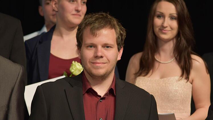 Sebastian Denninger hat seinen Abschluss als Elektroniker für Betriebstechnik mit einer Traumnote von 1,1 gemacht. Er wurde mit über 300 weiteren Absolventen von der IHK verabschiedet. Foto: Gabi Arnold