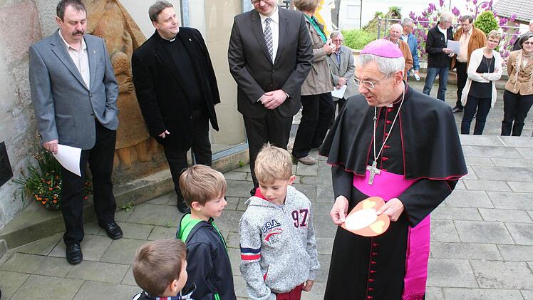 Vor der Kirche unterhielt sich der Oberhirte mit Kindern. Dahinter Vitus Kramer, Organist und Chorleiter, Pfarrer Stefan Pröckl, Pfarrgemeinderatsvorsitzender Leonhard Lunz (von links) Foto: Evi Seeger