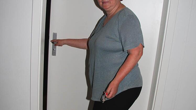 Am Eingang des Bäckereimuseums ist vorübergehend eine Staubschutzwand eingezogen worden. Siggi Daum öffnet die Tür - und gewährt einen Einblick in das zukünftige Gewürzmuseum.