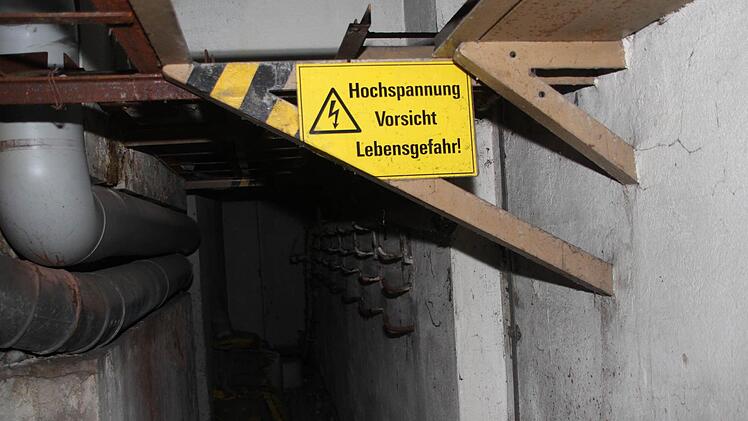 Immer wieder stößt man auf Warnschilder. Foto: Jürgen Gärtner