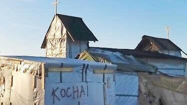 Flüchtlinge haben in Calais eine einfach Kirche gebaut.  Foto: Christian Ludwig