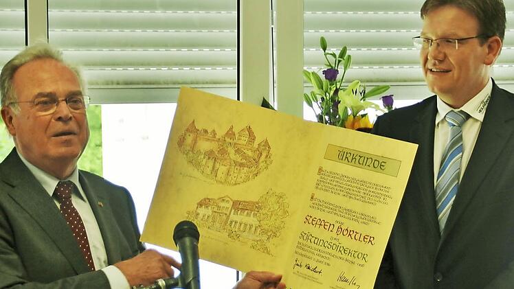 Stiftungsratsvorsitzender Dr. G&uuml;nter Reichert &uuml;berreichte Steffen H&ouml;rtler die Ernennungsurkunde zum Stiftungsdirektor. Foto: Vogel