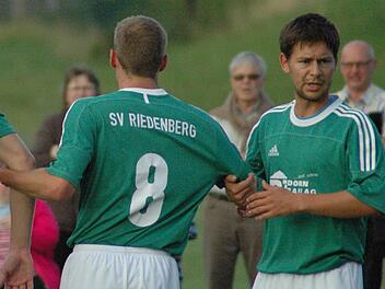 Fabian Seuring (rechts) im Spiel seines SV Riedenbergs, für den er jetzt das Traineramt der zweiten Mannschaft übernimmt.  Foto: Sebastian Schmitt