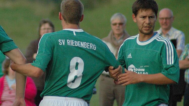 Fabian Seuring (rechts) im Spiel seines SV Riedenbergs, für den er jetzt das Traineramt der zweiten Mannschaft übernimmt.  Foto: Sebastian Schmitt