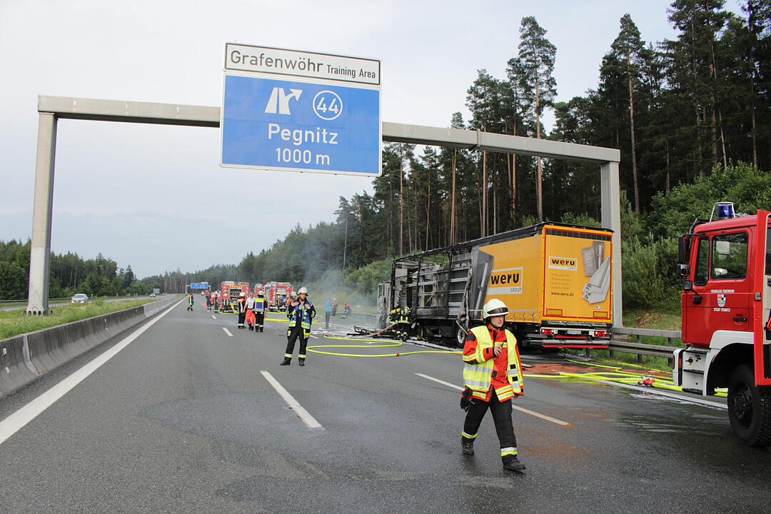 A9 bei Pegnitz: Sattelzug geht in Flammen auf