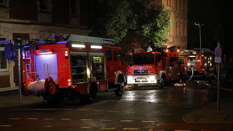 In Hof geriet am Donnerstagmorgen ein Wohnhaus in Brand. Foto: News5/Fricke