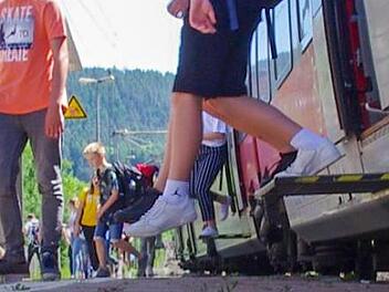 In Ludwigsstadt wirkt der Ausstieg aus dem Zug mehr wie ein Absprung.  Foto: Marco Meißner