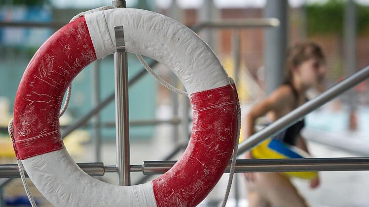 Nur 40 Prozent der Zehnjährigen in Deutschland gelten als sichere Schwimmer. Der Abwärtstrend nimmt immer weiter zu.  Foto: Ole Spata/dpa