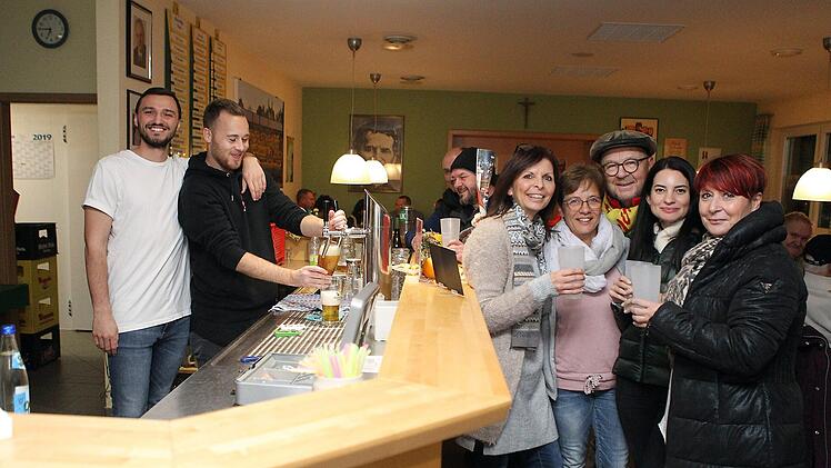 Das DJK-Sportheim war beim Bockbier-Anstich gut besucht. 250 zahlende Zuschauer verfolgten letztlich die Partie