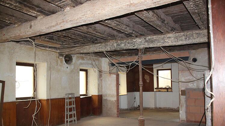 Ein Jahr danach: Die nassen W&auml;nde, Decken und B&ouml;den sind trockengelegt, der Durchbruch vergr&ouml;&szlig;ert. Die &uuml;brigen Arbeiten sind ausgeschrieben.Kerstin V&auml;th