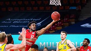 Eine starke Leistung zeigte Retin Obasohan. Der bullige Belgiert im Dress der Bamberger erzielte 13 Punkte und hatte noch vier Assists und je zwei Rebounds und Ballgewinne zu verzeichnen. Foto: Daniel Löb/Poo via Kevin Voigt/Jan Hübner