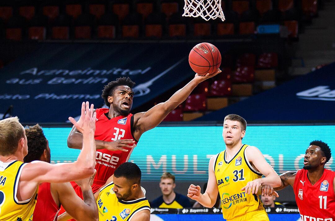 Eine starke Leistung zeigte Retin Obasohan. Der bullige Belgiert im Dress der Bamberger erzielte 13 Punkte und hatte noch vier Assists und je zwei Rebounds und Ballgewinne zu verzeichnen. Foto: Daniel Löb/Poo via Kevin Voigt/Jan Hübner