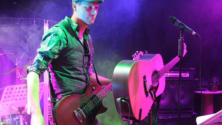 Gitarre hier, Gitarre dort - Marco Hofmann zeigte sein Können an je sechs Saiten.
