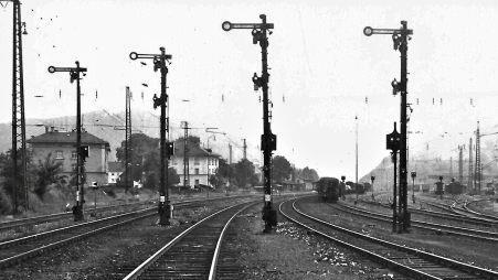 Der Bahnhof Pressig im Jahr 1967 an der Nordseite: Signalanlagen, zwei Stellwerke sowie zahlreiche Gleise prägten den weiträumigen Bahnhofsbereich.Repro: Gerd Fleischmann