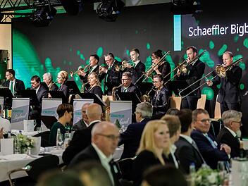 Herzogenaurach: Feierliche Ehrung von über 500 Schaeffler-Mitarbeitenden Herzogenaurach: Feierliche Ehrung von über 500 Schaeffler-Mitarbeitenden