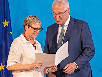 Bayerns Innenminister Joachim Herrmann &uuml;berreicht Sabine Dittmar die Verdienstmedaille. Alexandra Beier
