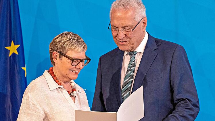 Bayerns Innenminister Joachim Herrmann &uuml;berreicht Sabine Dittmar die Verdienstmedaille. Alexandra Beier