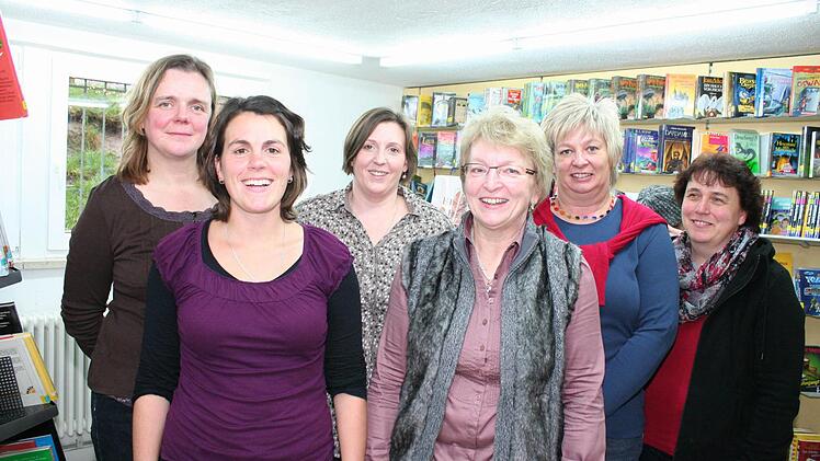 Hildegard Leipold (Dritte von rechts) leitet die katholisch-öffentliche Bücherei der Pfarrei Sambach seit 36 Jahren. Mit ihr stehen den Lesern Doris Gumbrecht, Barbara Hahn, Bianca Burkard, Annegret Philipp und Petra Götzel (von links) mit Rat und Tat zur Seite.