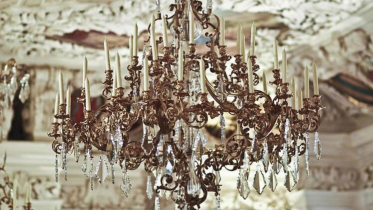 Historischer Leuchter im Riesensaal der Coburger Ehrenburg.