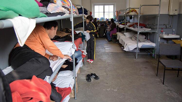 50 Asylsuchende könnten im Januar in das ehemalige Diakonissen-Feierabendhaus nach Neuenmarkt kommen. Unser Bild zeigt Asylsuchende in der Eraufnahmeeinrichtung in Zirndorf.  Symboldbild: Archiv/Michael Gründel