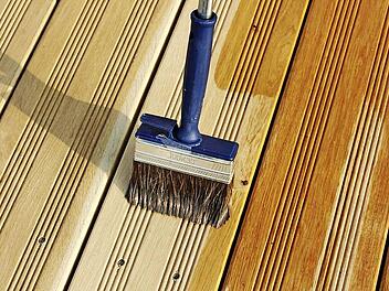 Regelmäßige Reinigung und Pflege schützen die Holzterrasse. Anstriche auf Ölbasis erhalten die Holzfarbe und die Ölbehandlung sorgt dafür, dass das Holz wasserabweisend wird.  Foto: tdx/GD Holz e.V./KOLLAXO/Langhans