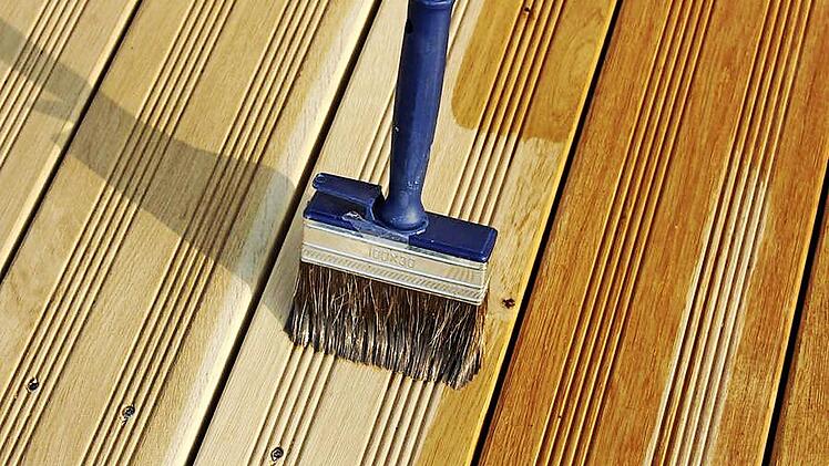 Regelmäßige Reinigung und Pflege schützen die Holzterrasse. Anstriche auf Ölbasis erhalten die Holzfarbe und die Ölbehandlung sorgt dafür, dass das Holz wasserabweisend wird.  Foto: tdx/GD Holz e.V./KOLLAXO/Langhans