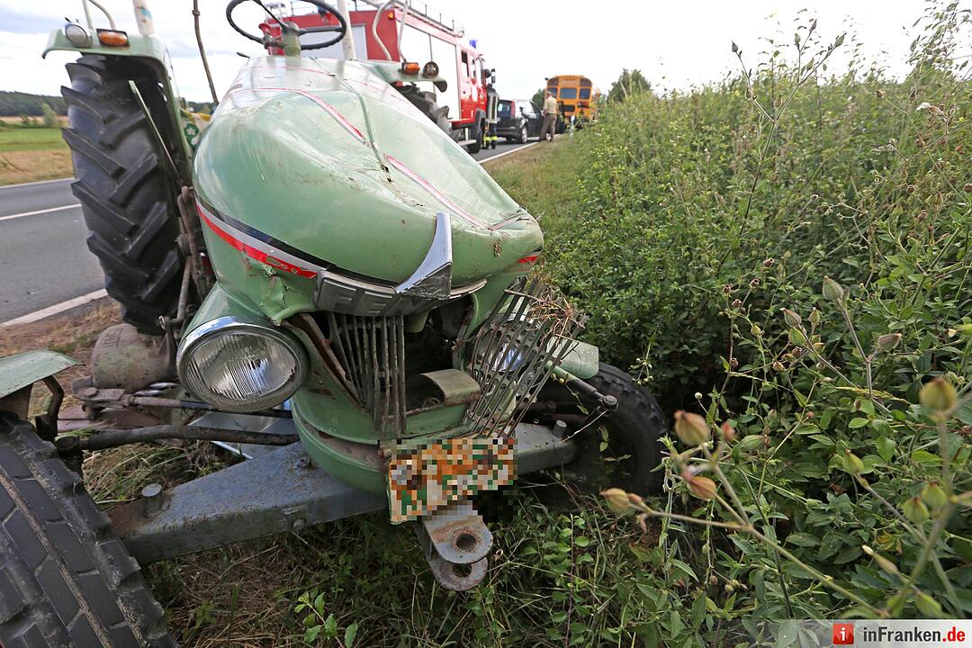 Lkw-Abschlepp-Gespann rammt Traktor von der Strasse - Zwei Verletzte