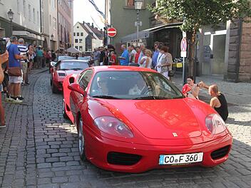 Die Parade der roten Renner zog jede Menge Ferrari-Fans in die Kulmbacher Altstadt. Foto: Sonja Adam