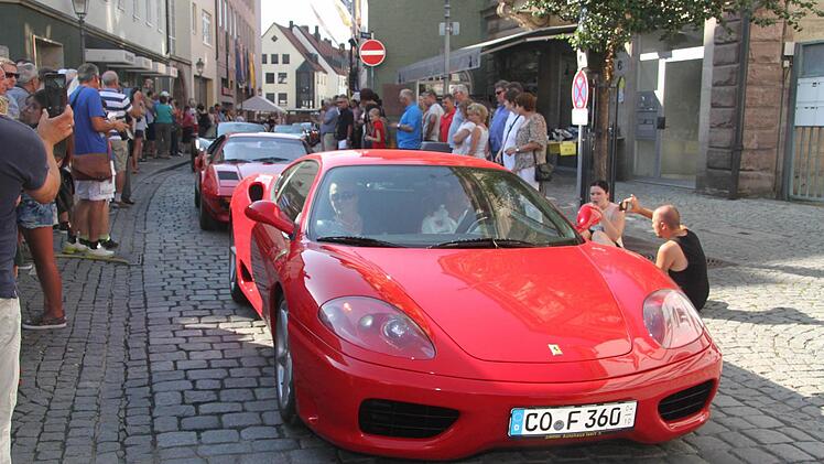 Die Parade der roten Renner zog jede Menge Ferrari-Fans in die Kulmbacher Altstadt. Foto: Sonja Adam
