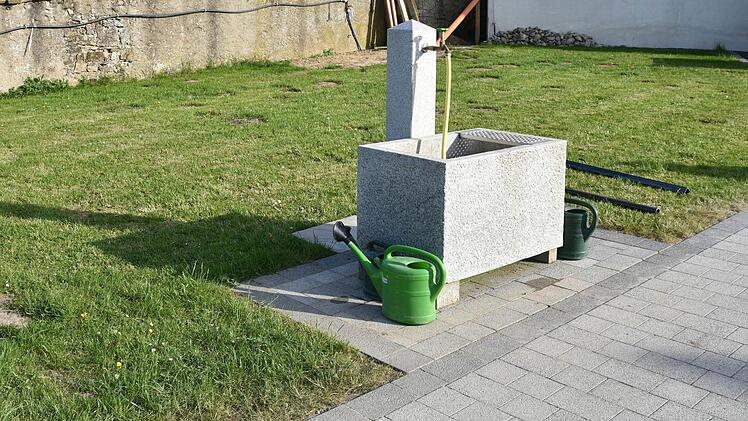 Hinter der Wasserentnahmestelle im Friedhof in Buch soll noch ein Baum für spätere Baumbestattungen gepflanzt werden.