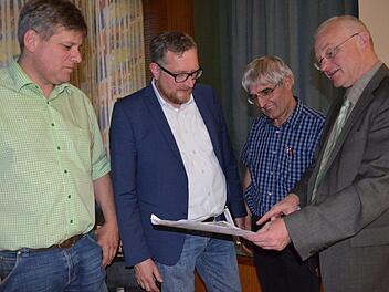 Im Gespräch: Martin Florschütz, Benjamin Bartsch, Hans Rebelein und Willi Kuballa.Foto: G. Bertram