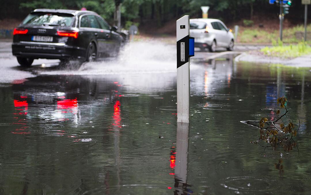 Dauerregen über Deutschland: Rettungskräfte kämpfen mit Regenmassen