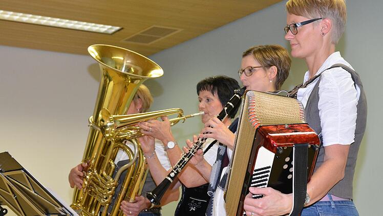 Gleich in die Vollen ging es mit dem musikalischen Quartett "Kaufmannsware", die sich selbst als die "Wilden Schlehen aus der Rhön" bezeichnen.Björn Hein