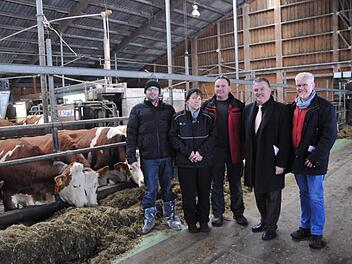 Die Mitglieder der Kreiszuchtgenossenschaft besuchten den Betrieb Grampp in Melkendorf. Im Bild (von links): Vorsitzender Thomas Erlmann, Kerstin und Hermann Grampp, Landrat Klaus Peter Söllner und Veterinäramtsleiter Andreas Koller Stephan Herbert Fuchs