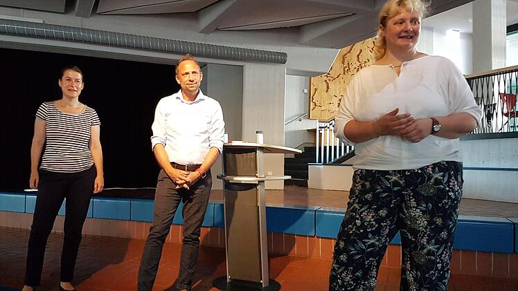 Christiane Meyer und Thorsten Glauber beantworten Fragen, Susanne Behlert moderiert.  Foto: Carmen Schwind