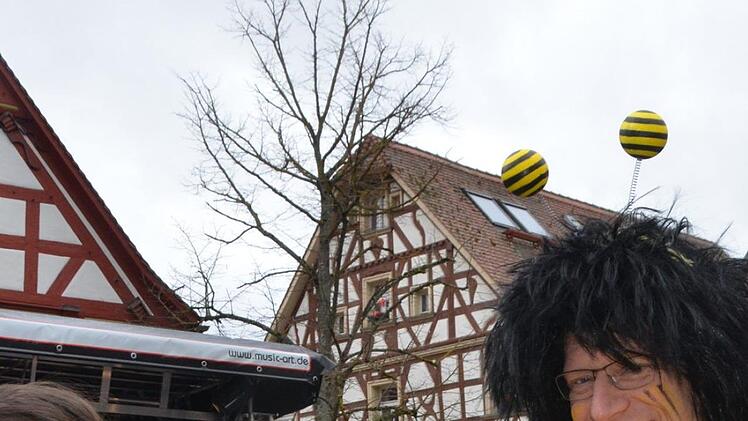 Bürgermeister German Hacker, diesmal wieder  als Biene, bei der Polonaise