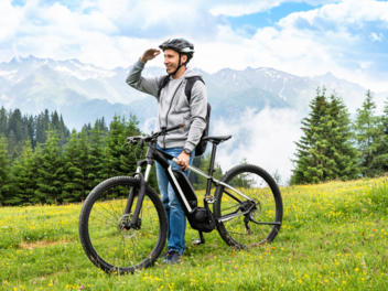 E-Mountainbikes sind Fahrräder mit einem Elektromotor, der den Fahrer beim Treten unterstützt. Sie ermöglichen es, steile Anstiege und unwegsames Gelände leichter zu bewältigen, wodurch das Mountainbiken weniger anstrengend und zugänglicher wird.
