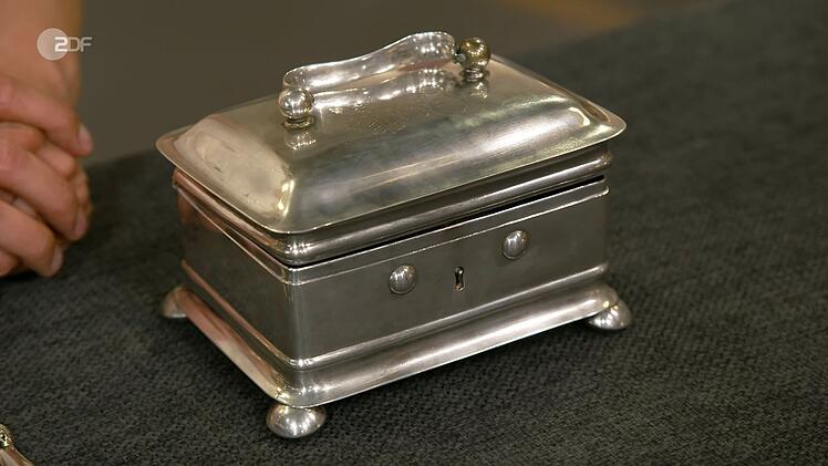 Eine alte Zuckerdose aus zwölflötigem Silber (750) stammte laut Bianca Berding aus der Mitte des 19. Jahrhunderts.