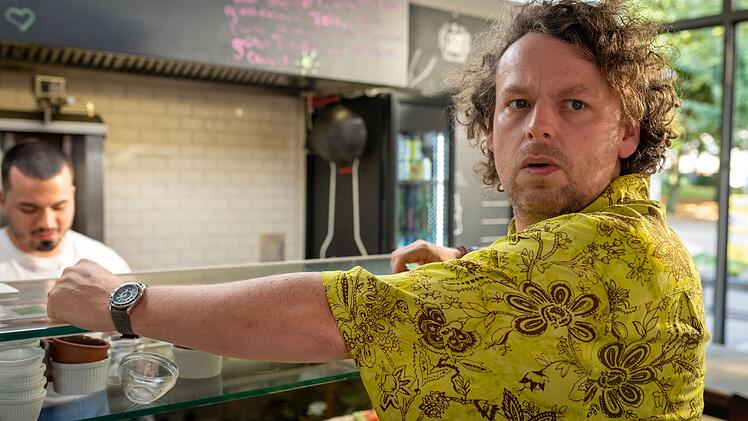 Ausgerechnet wegen Tanzpartner und Arbeitskollege J&uuml;rgen (Johannes Dullin) muss Jenny in die Reha-Klinik.