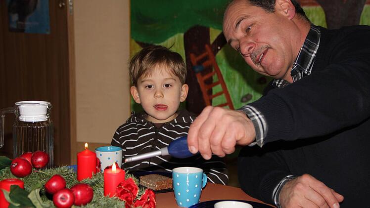 Die zweite Kerze brennt: Bürgermeister Manfred Emmert zündet zusammen mit Clemens den Adventskranz an.  Fotos: Ulrike Müller