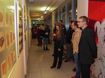 Das Interesse von Schülern und Eltern an den ausgestellten Fotos war groß. Foto: Andreas Brandl